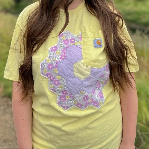 Carhartt T-shirt with vintage quilt flower patch - Picture 2 of 3
